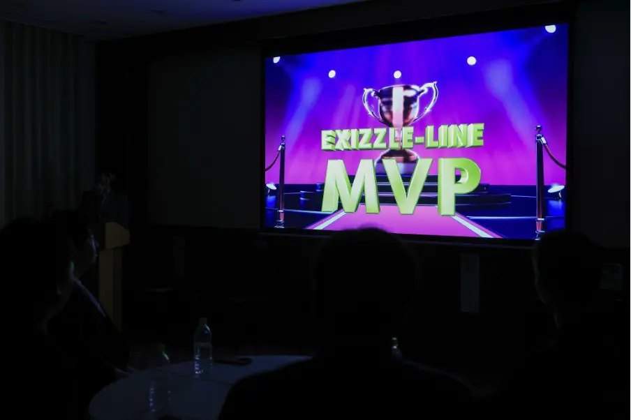 全社総会でMVP表彰の映像がスクリーンに映し出された会場