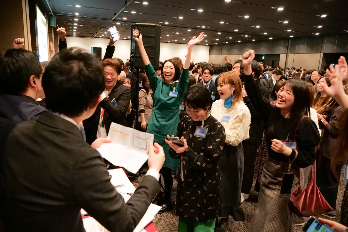 参加型企画で手を挙げて喜ぶ参加者