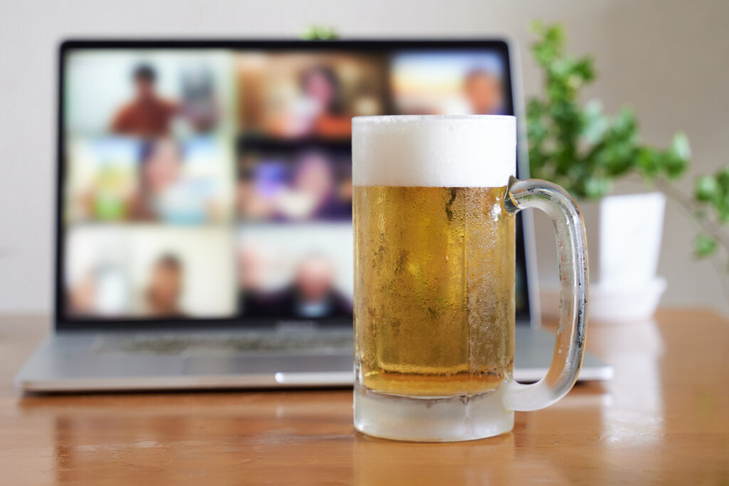 ビデオチャットの画面と手前に置かれたビール